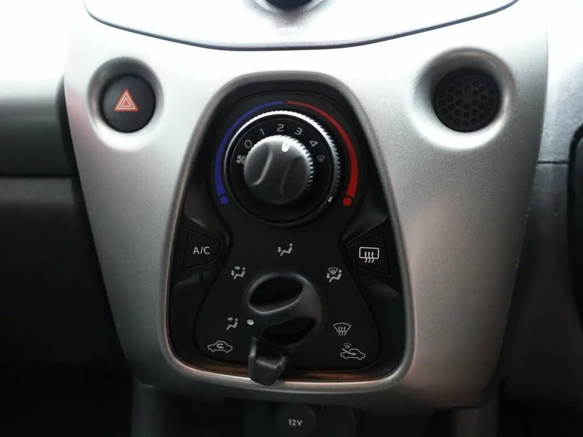 2015-toyota-aygo-10-vvt-i-x-play-5d-x-shift-big-31