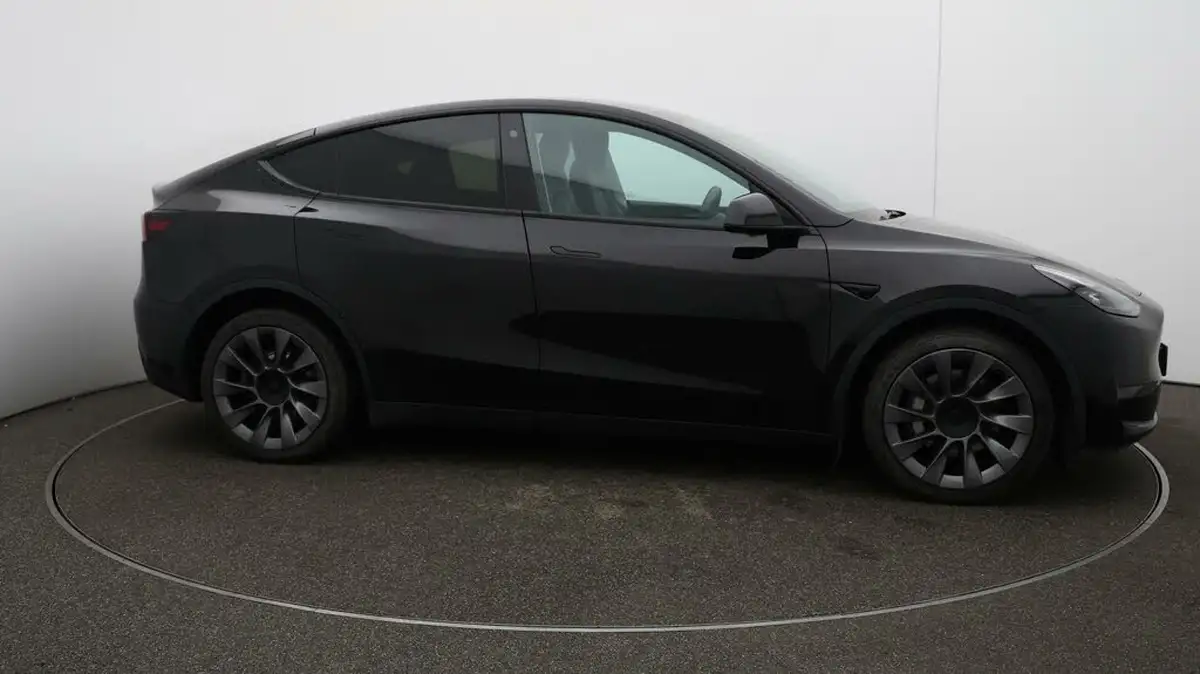2022-tesla-model-y-e-long-range-big-46