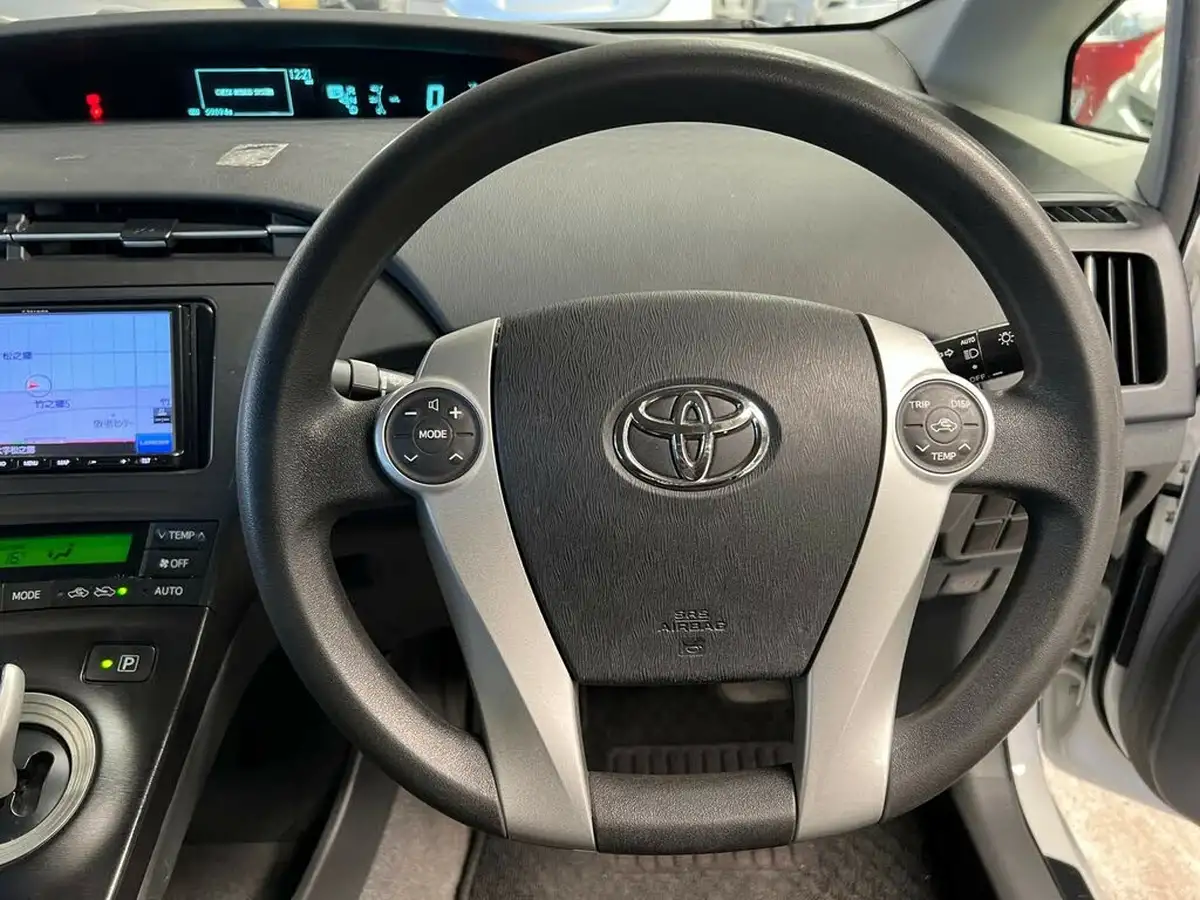 2011-toyota-prius-big-21