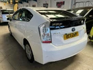 2011-toyota-prius-small-8