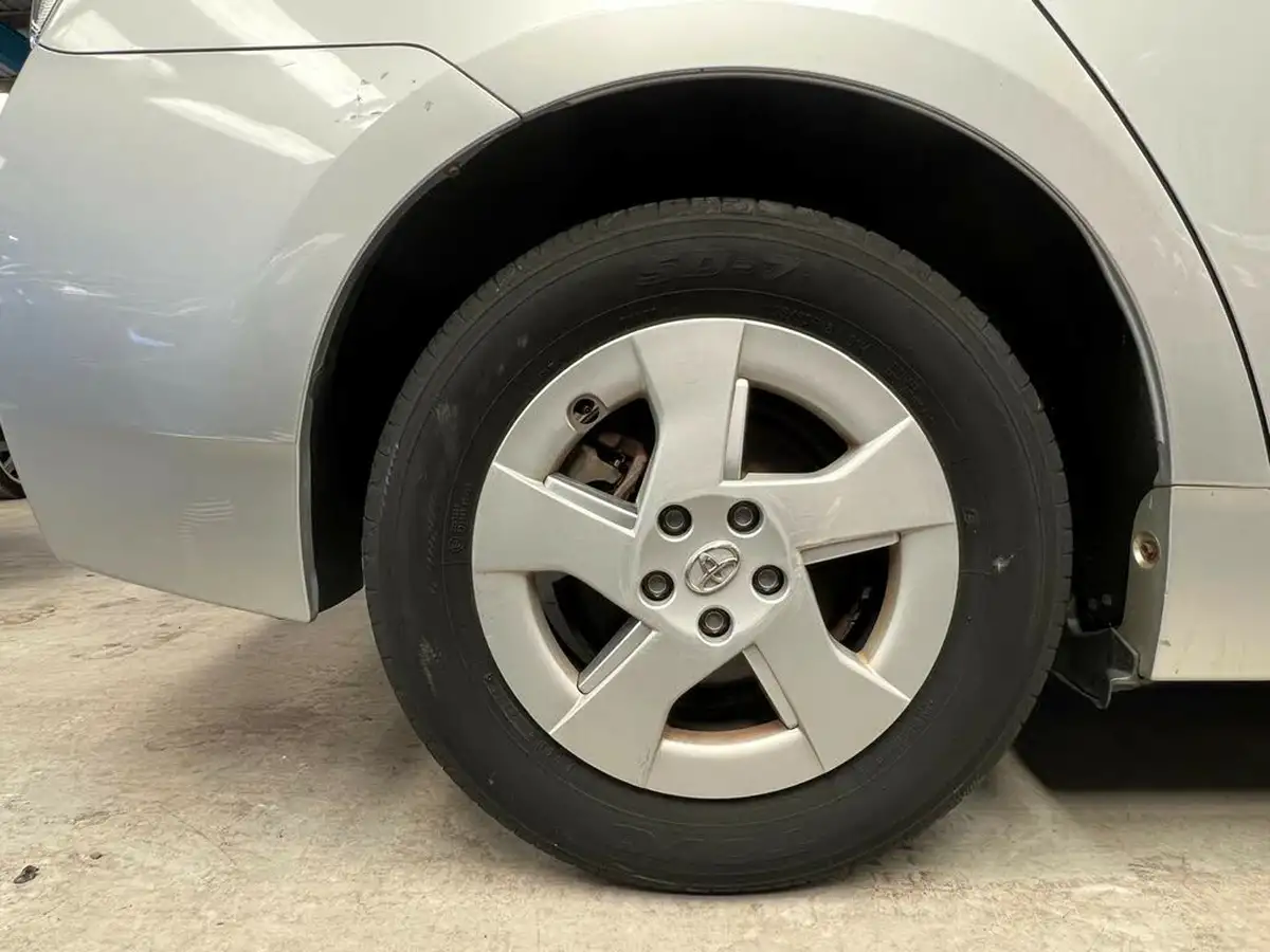 2010-toyota-prius-big-6