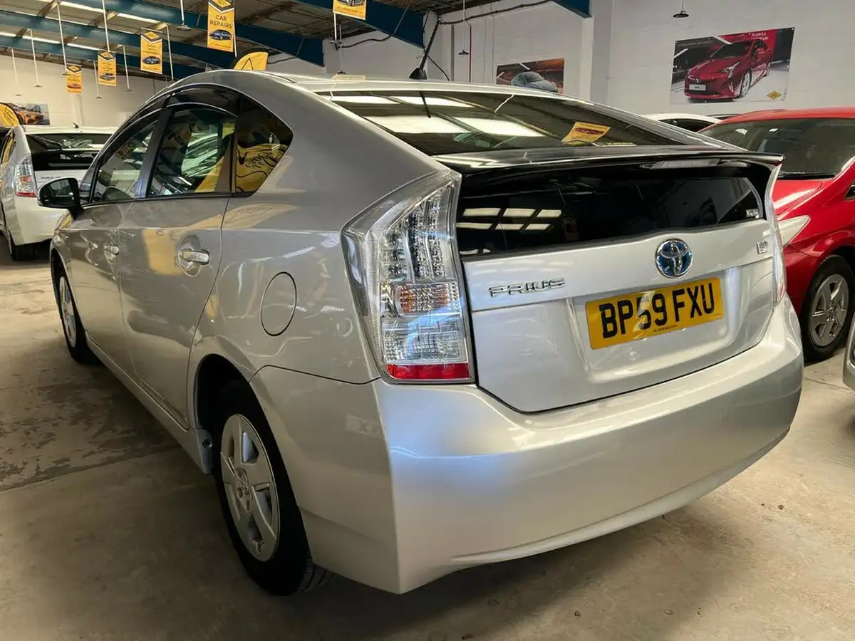 2010-toyota-prius-big-10