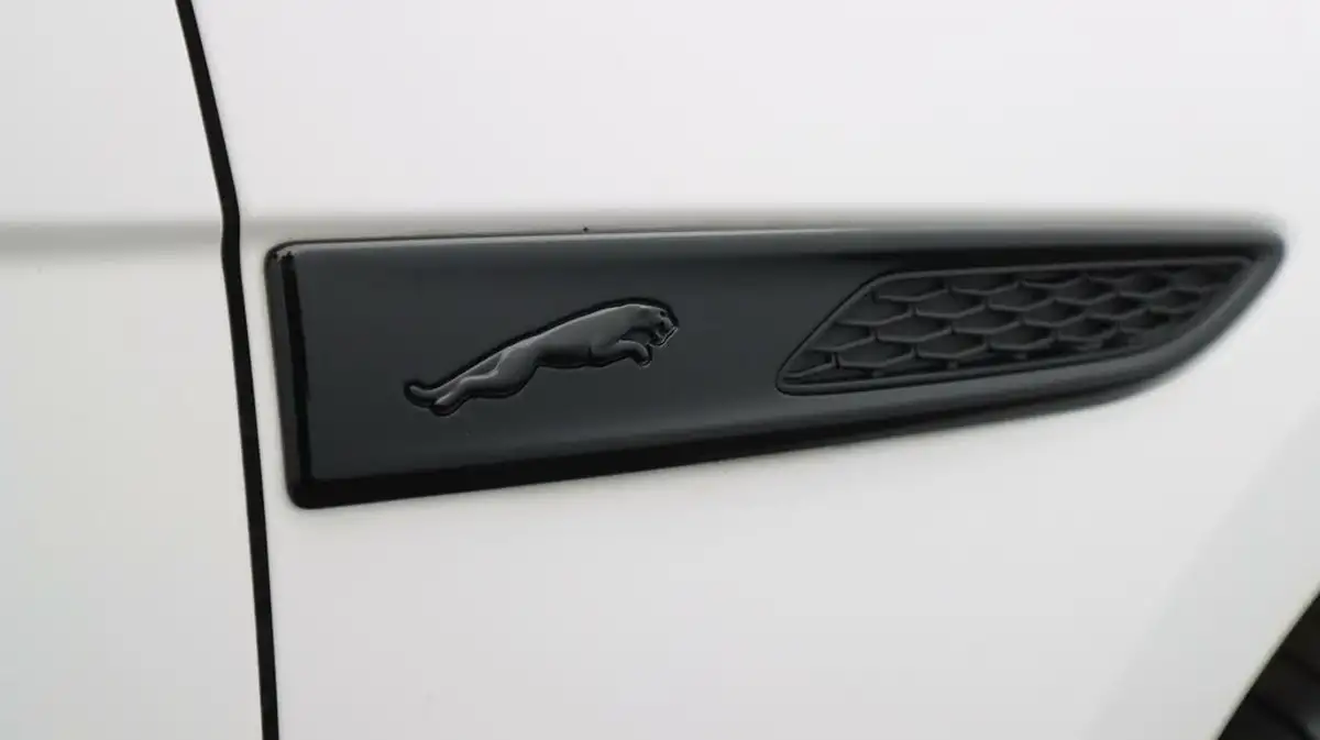 2021-jaguar-f-pace-20-d200-r-dynamic-se-mhev-big-23