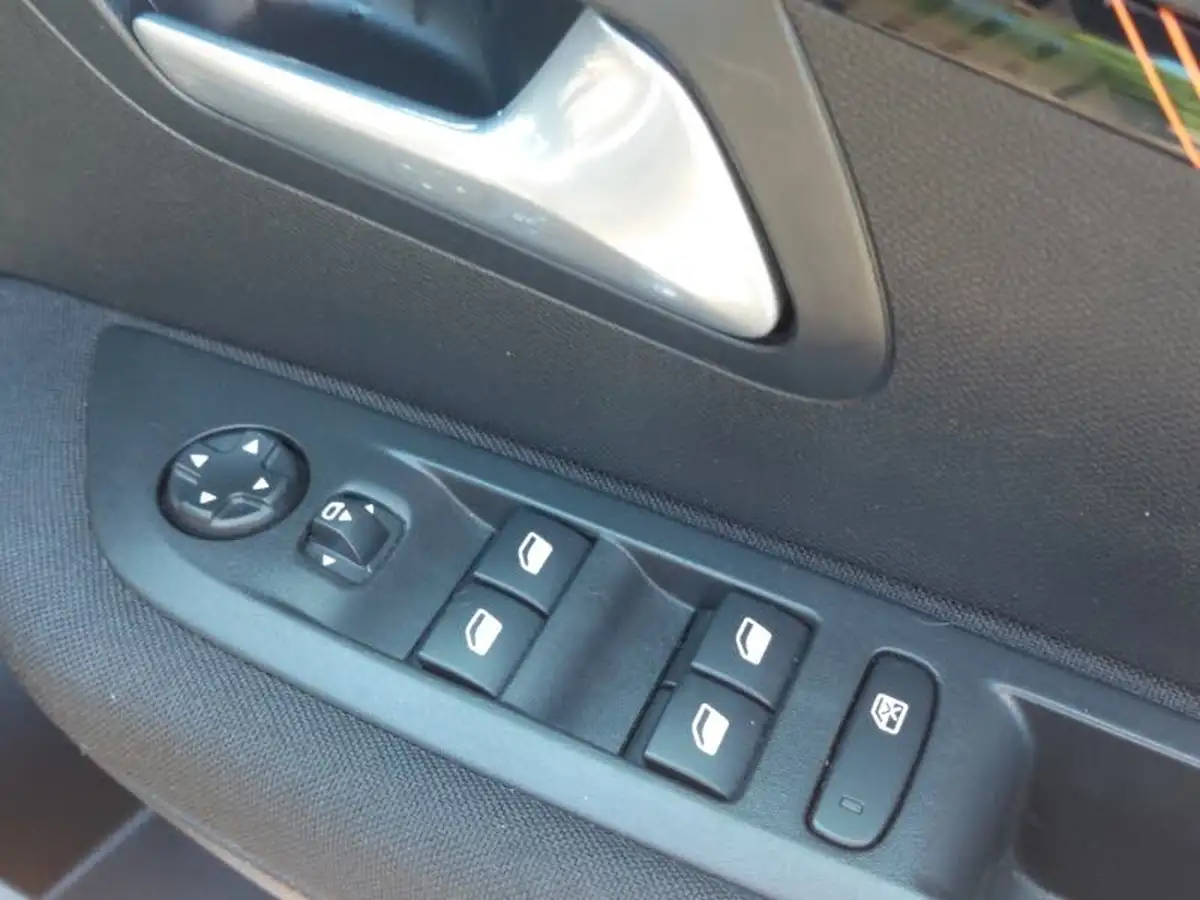 2022-peugeot-208-12-puretech-active-premium-75bhp-big-12