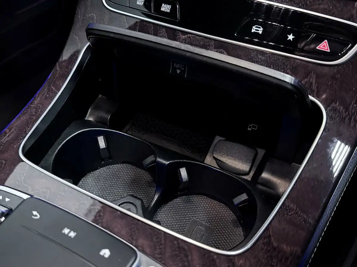 2021-mercedes-benz-e-class-20d-e300de-amg-line-edition-eq-power-saloon-4d-big-30