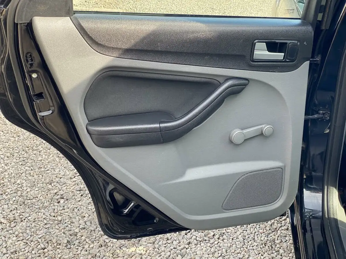 2010-ford-focus-16-zetec-hatchback-5d-big-46