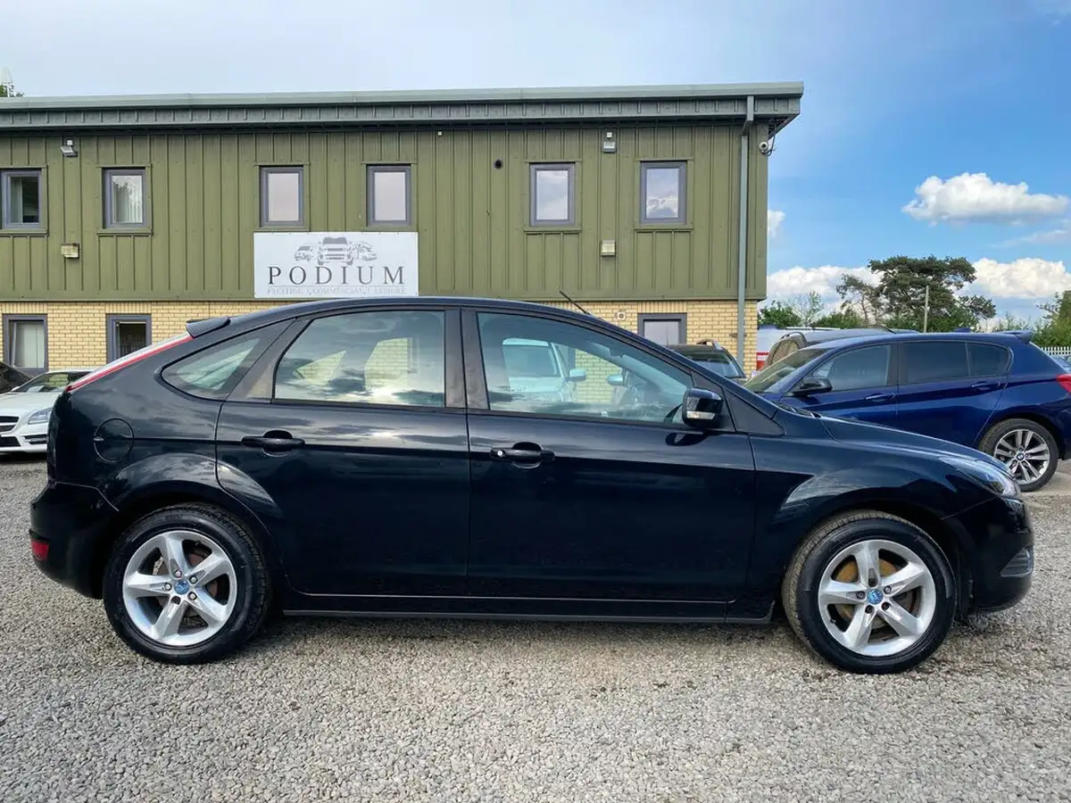 2010-ford-focus-16-zetec-hatchback-5d-big-22
