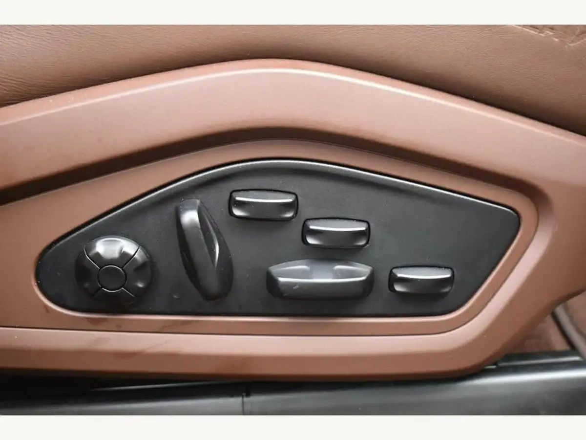 2020-porsche-taycan-e-turbo-s-big-26