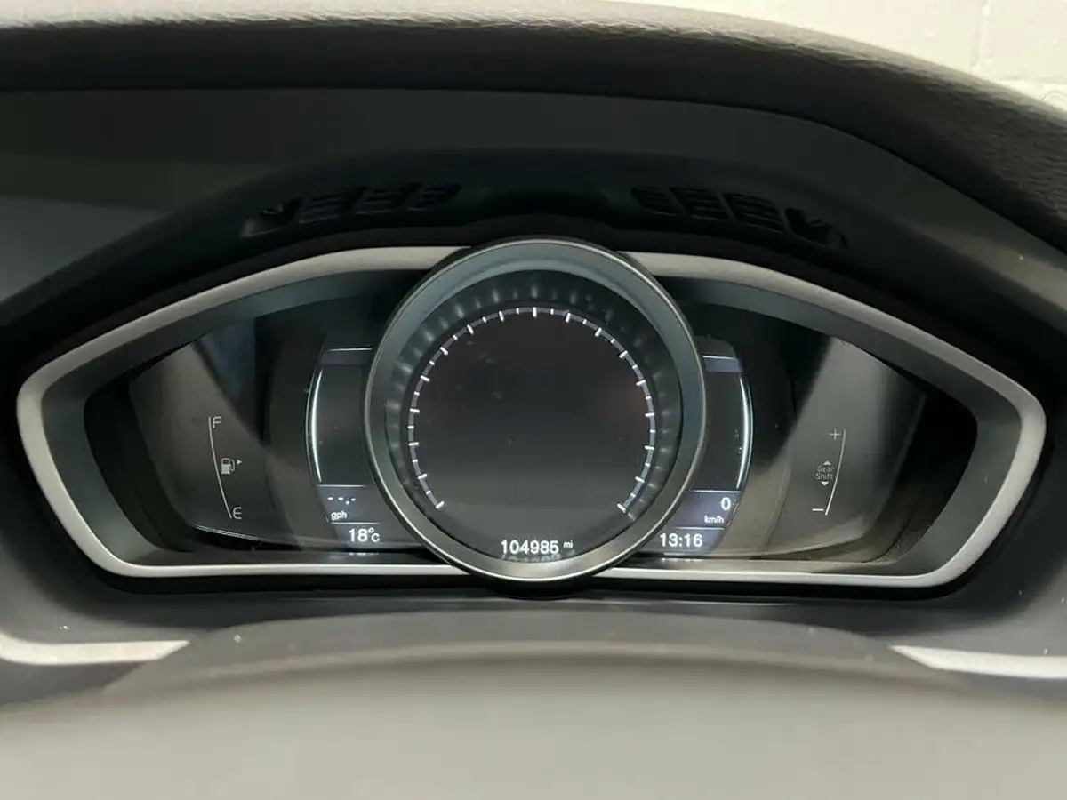 2014-volvo-v40-20td-d3-se-lux-big-14