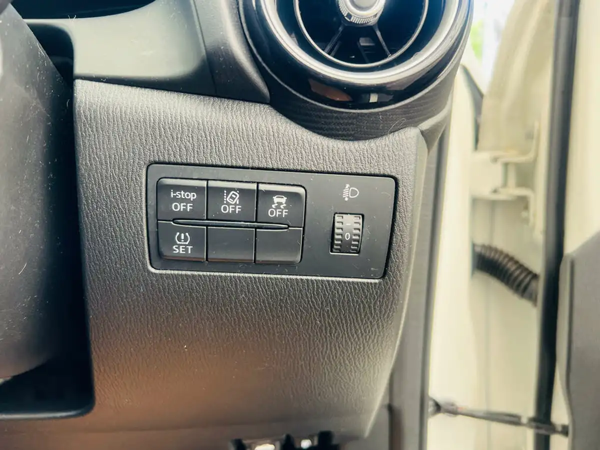 2019-mazda-mazda2-15-se-l-nav-big-9