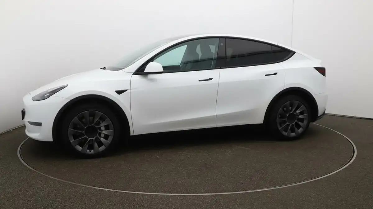 2023-tesla-model-y-e-long-range-big-63