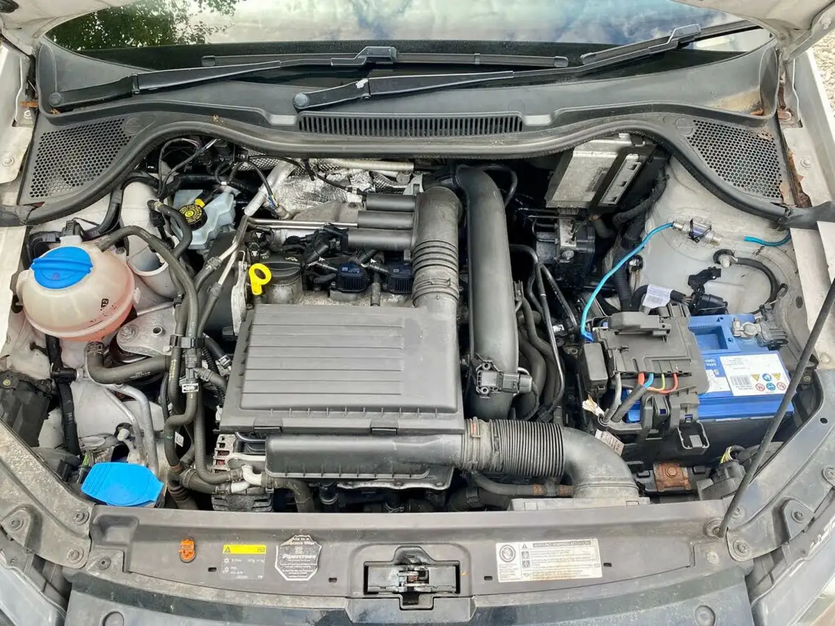 2013-volkswagen-polo-14-bluegt-3d-big-57