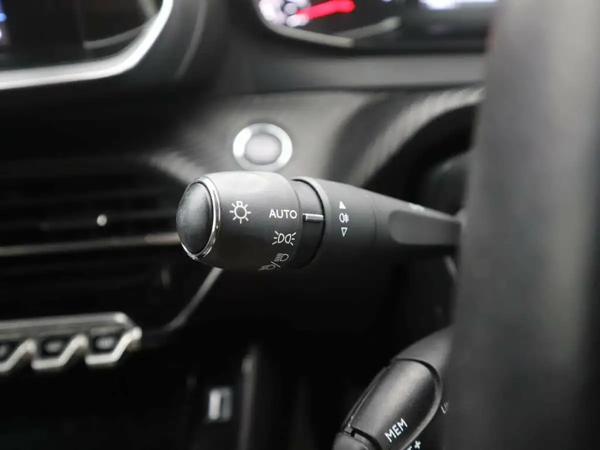 2020-peugeot-208-12-puretech-allure-100bhp-big-30