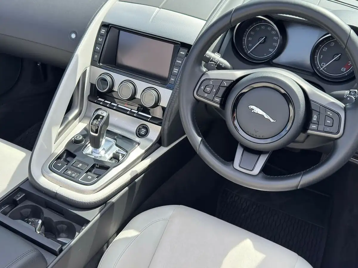 2013-jaguar-f-type-30-big-7