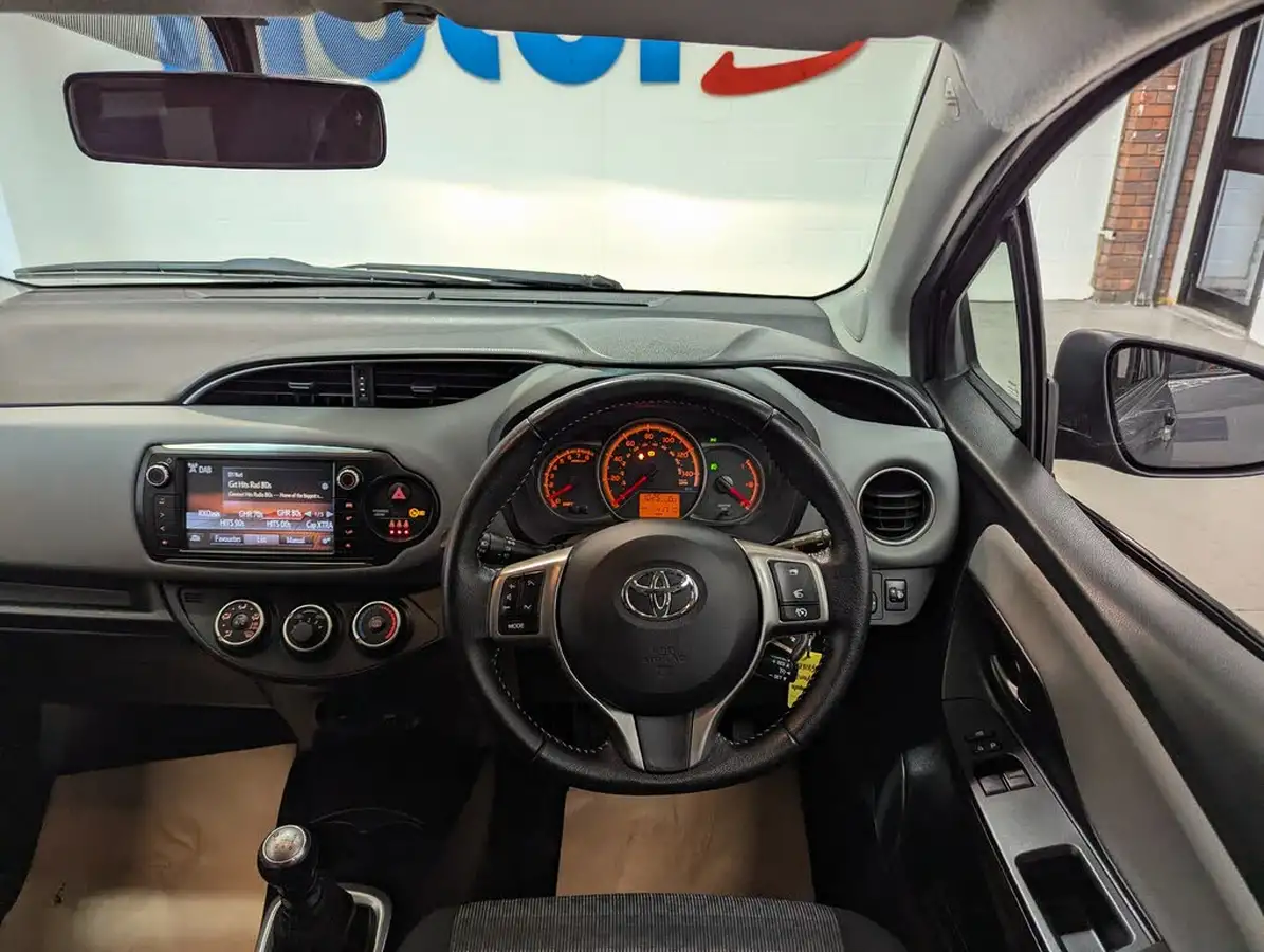 2016-toyota-yaris-133-icon-vvt-i-5d-big-10