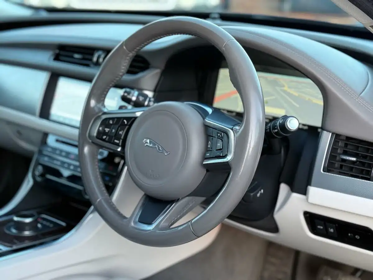 2017-jaguar-xf-20td-portfolio-180ps-awd-saloon-4d-1999cc-auto-big-2