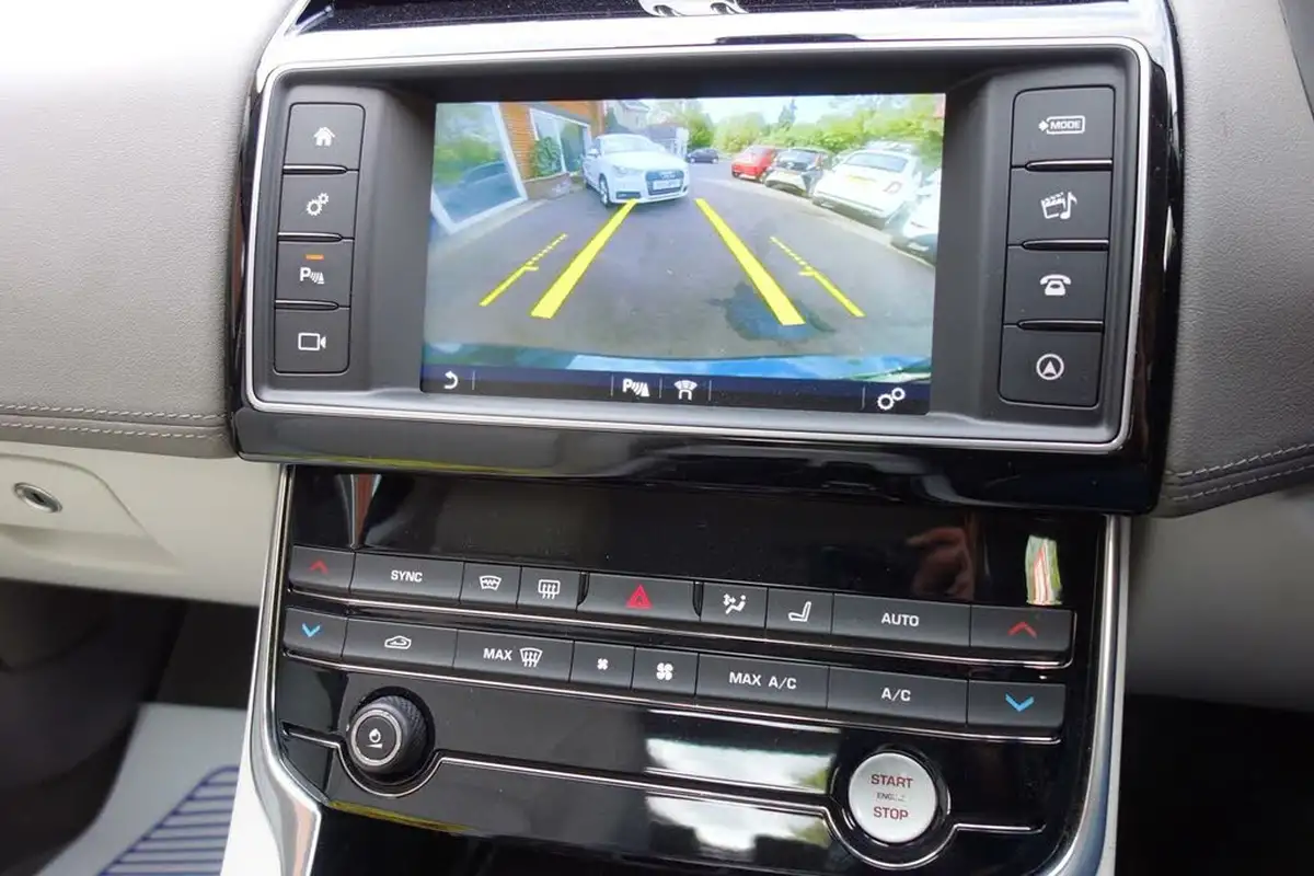 2015-jaguar-xe-20-portfolio-big-17