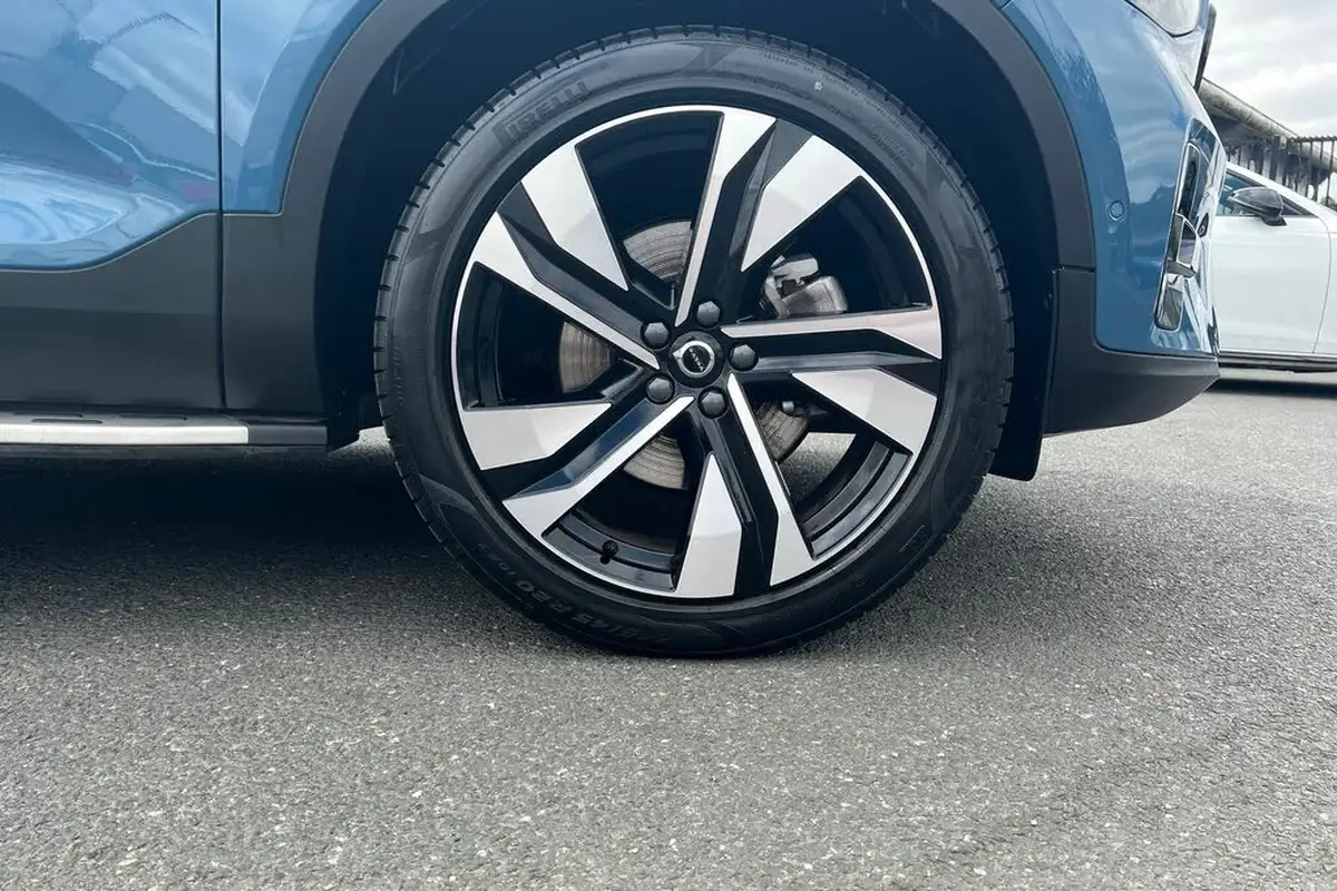 2023-volvo-xc40-20-b4-ultimate-big-4