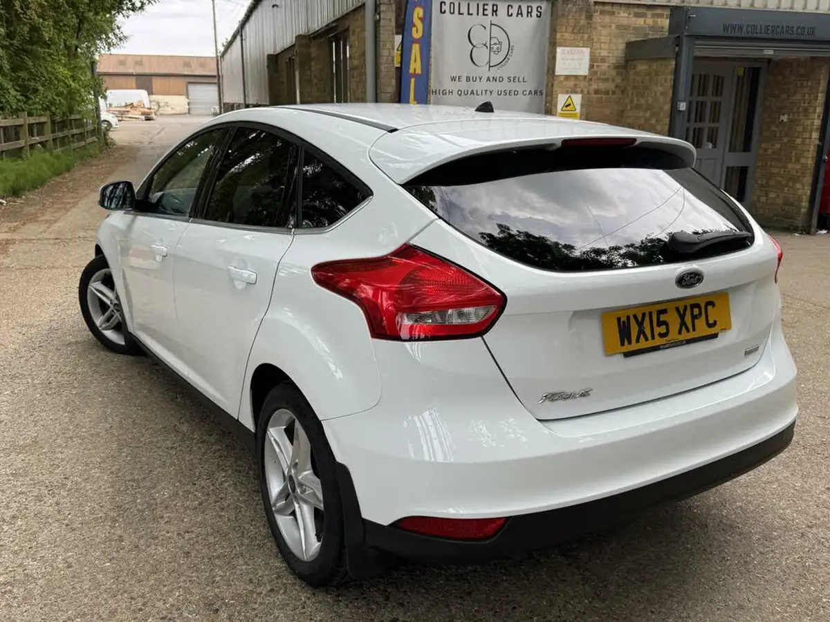 2015-ford-focus-10-zetec-t-125ps-hatchback-big-14