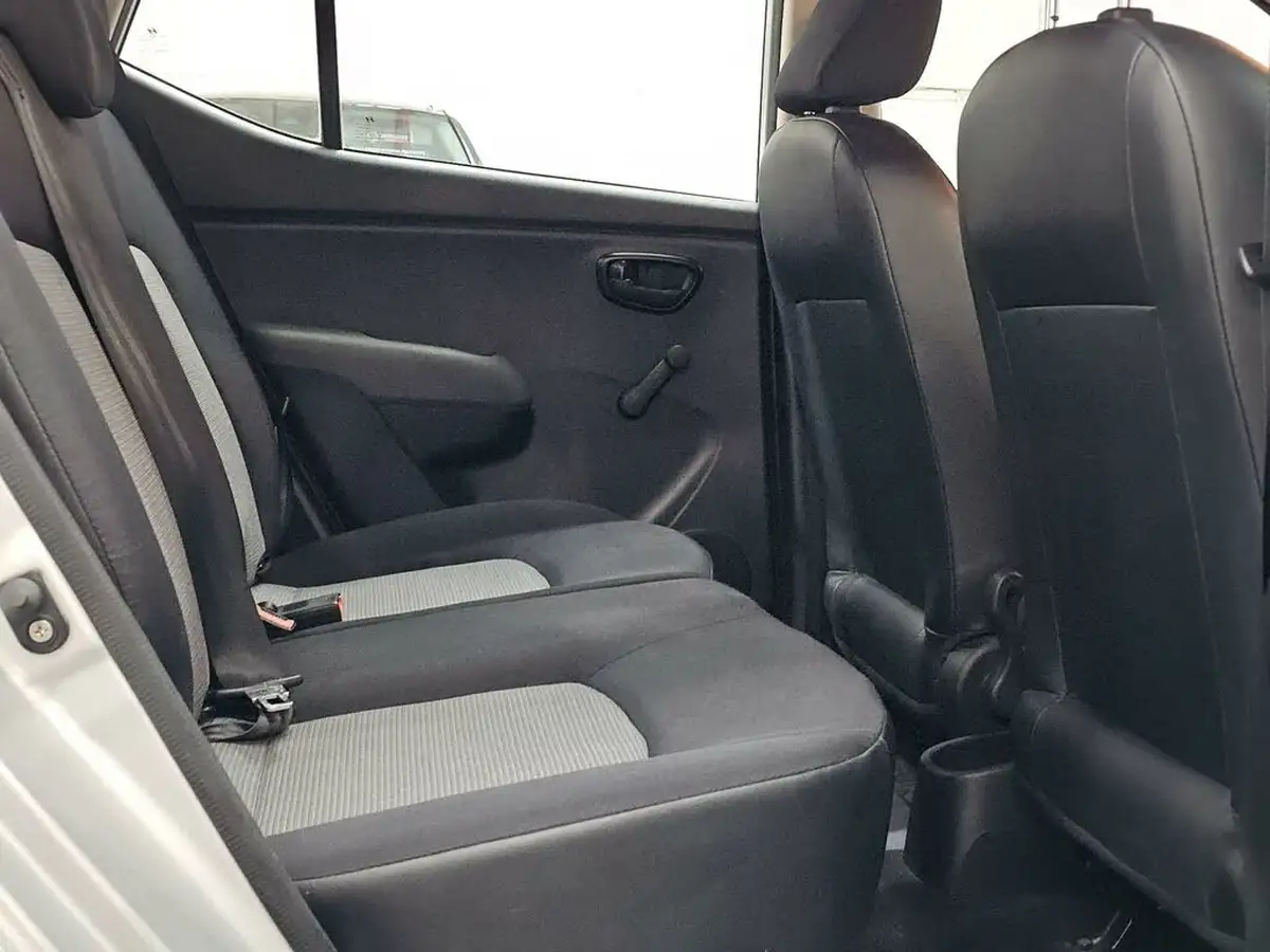 2010-hyundai-i10-12-classic-big-13