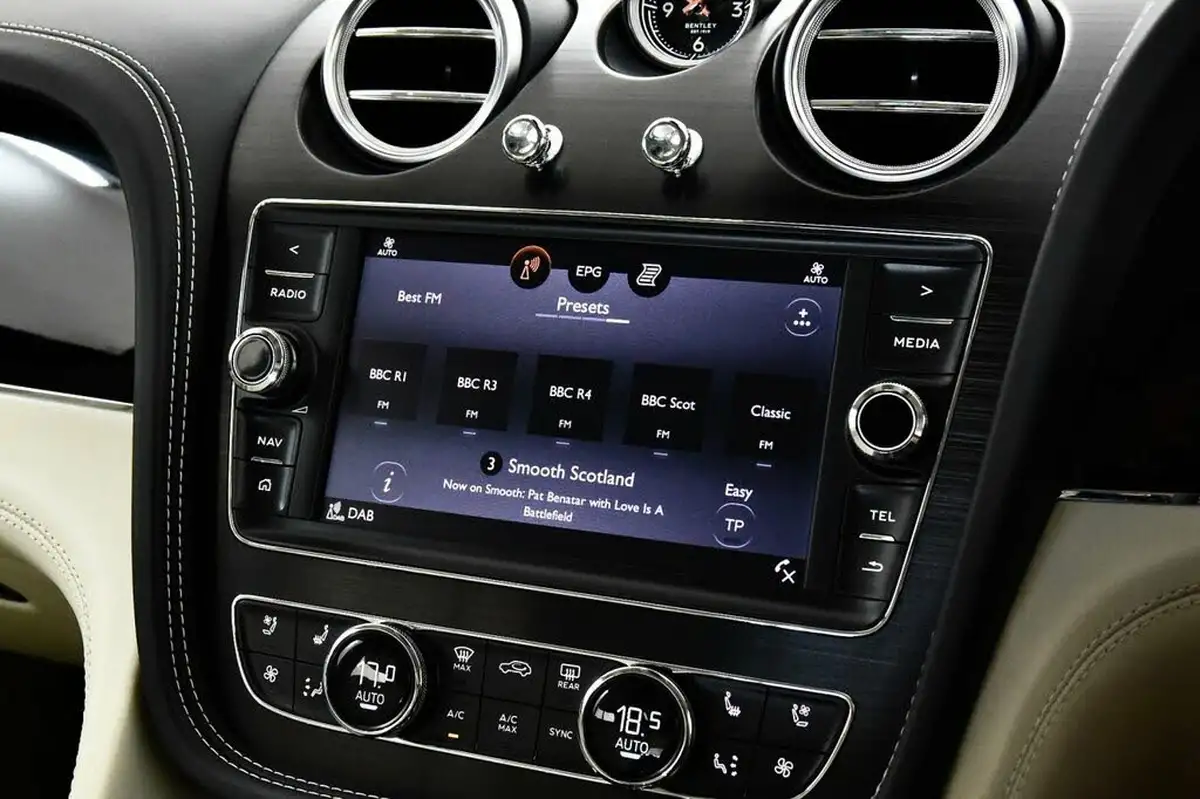 2019-bentley-bentayga-40-v8-big-33
