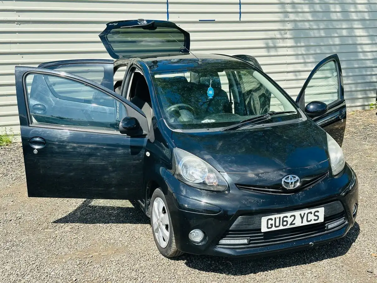 2012-toyota-aygo-10-aygo-fire-5d-big-18