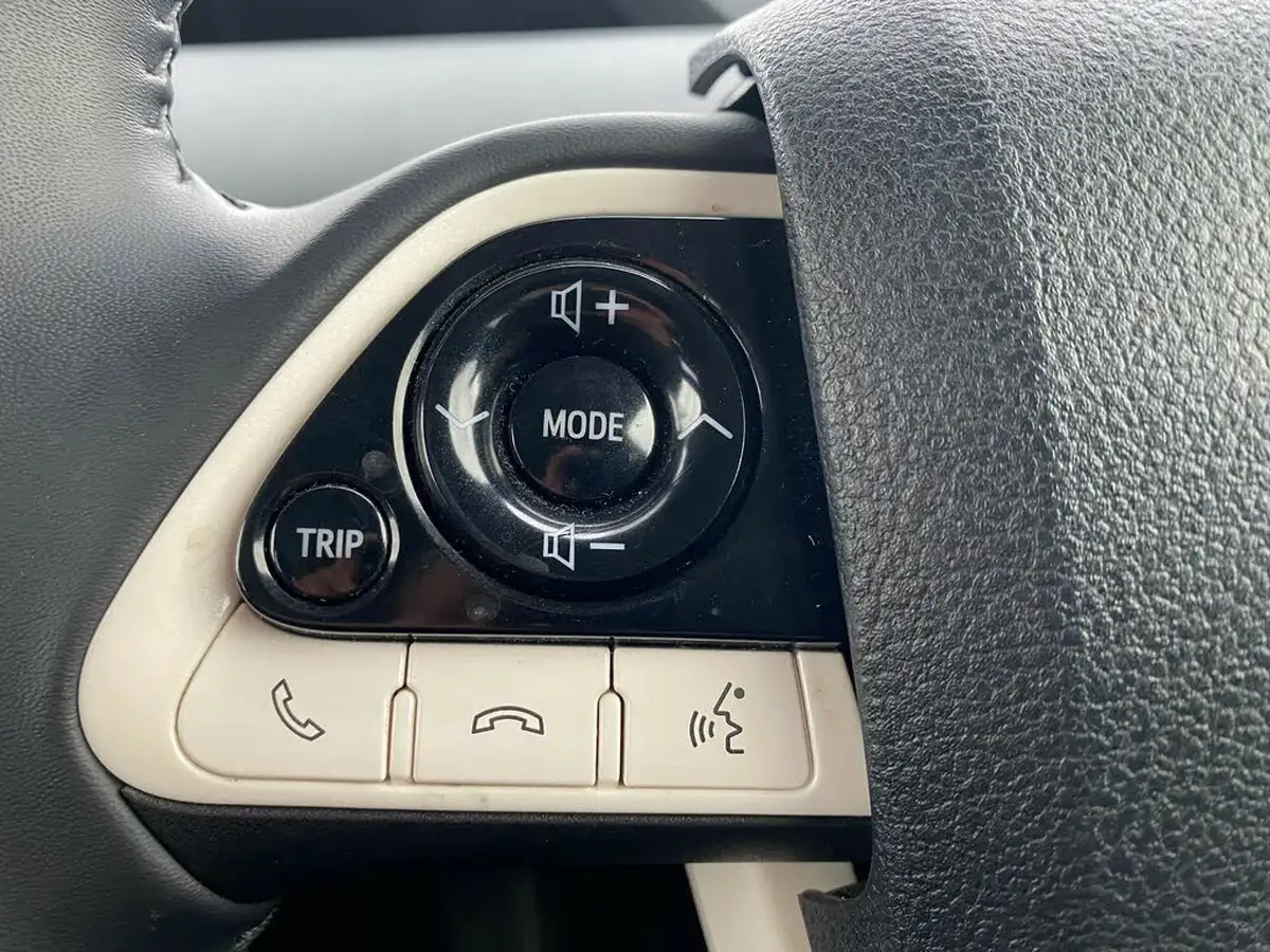 2017-toyota-prius-big-26
