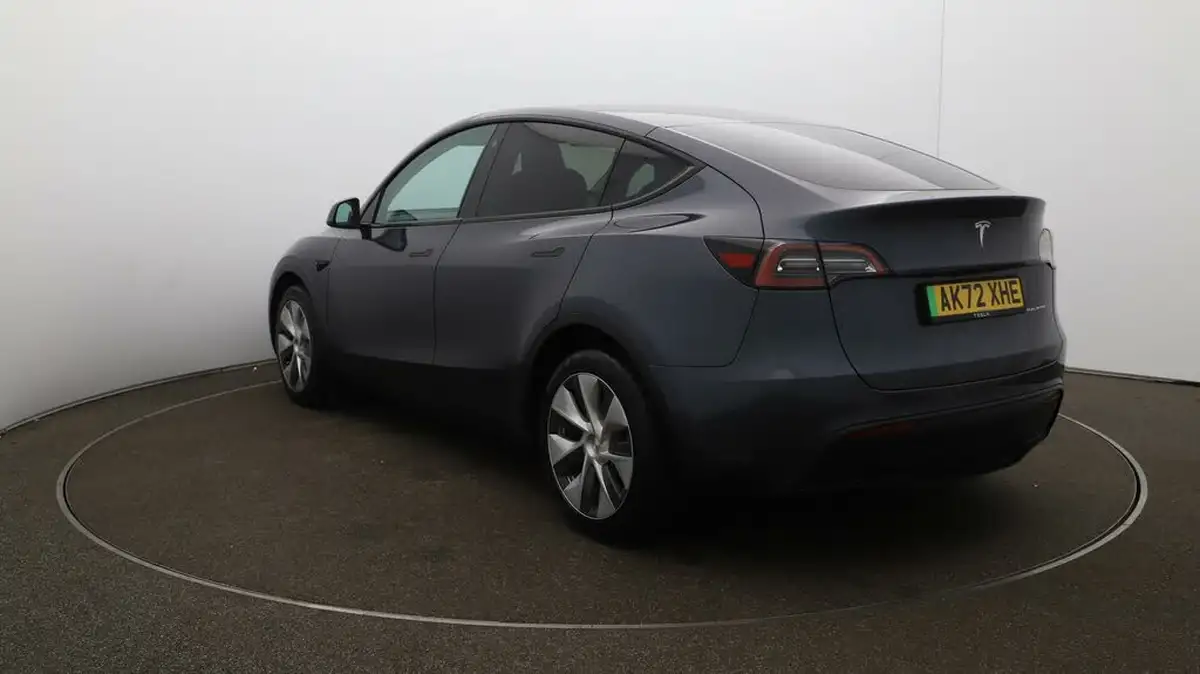 2022-tesla-model-y-e-long-range-big-59
