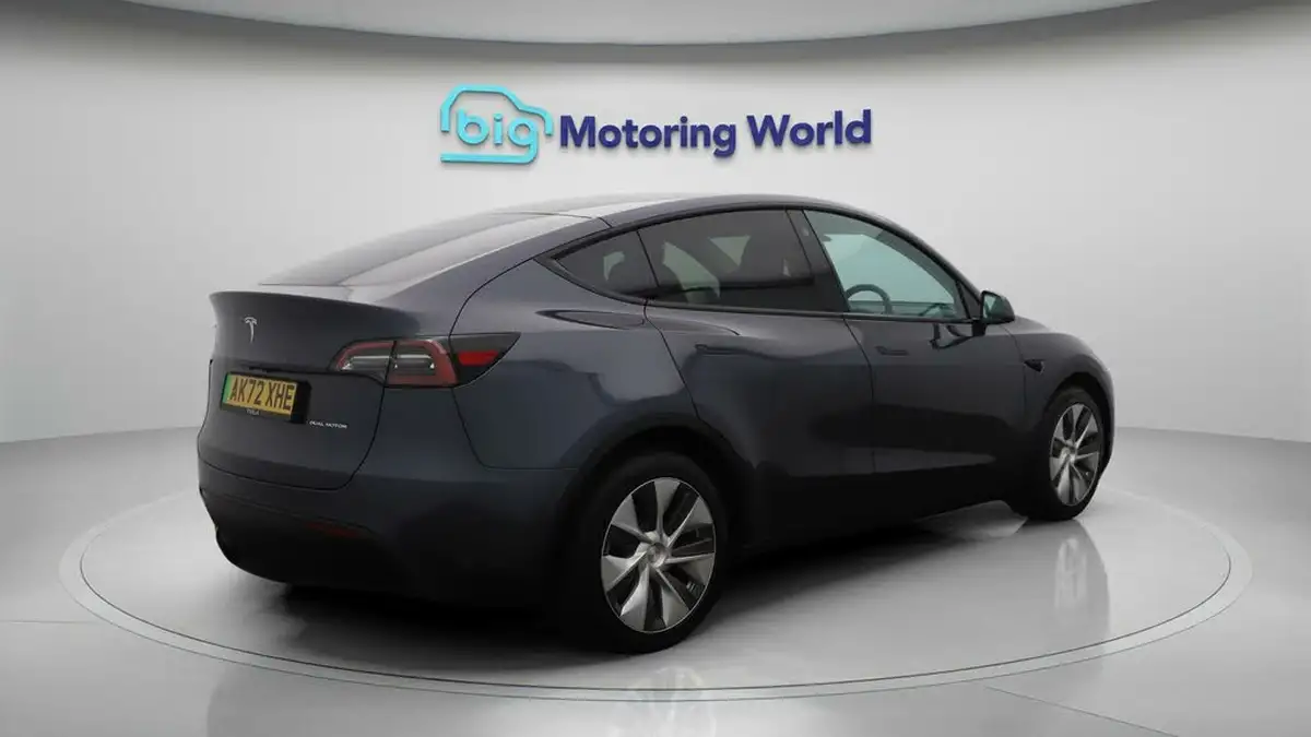 2022-tesla-model-y-e-long-range-big-7