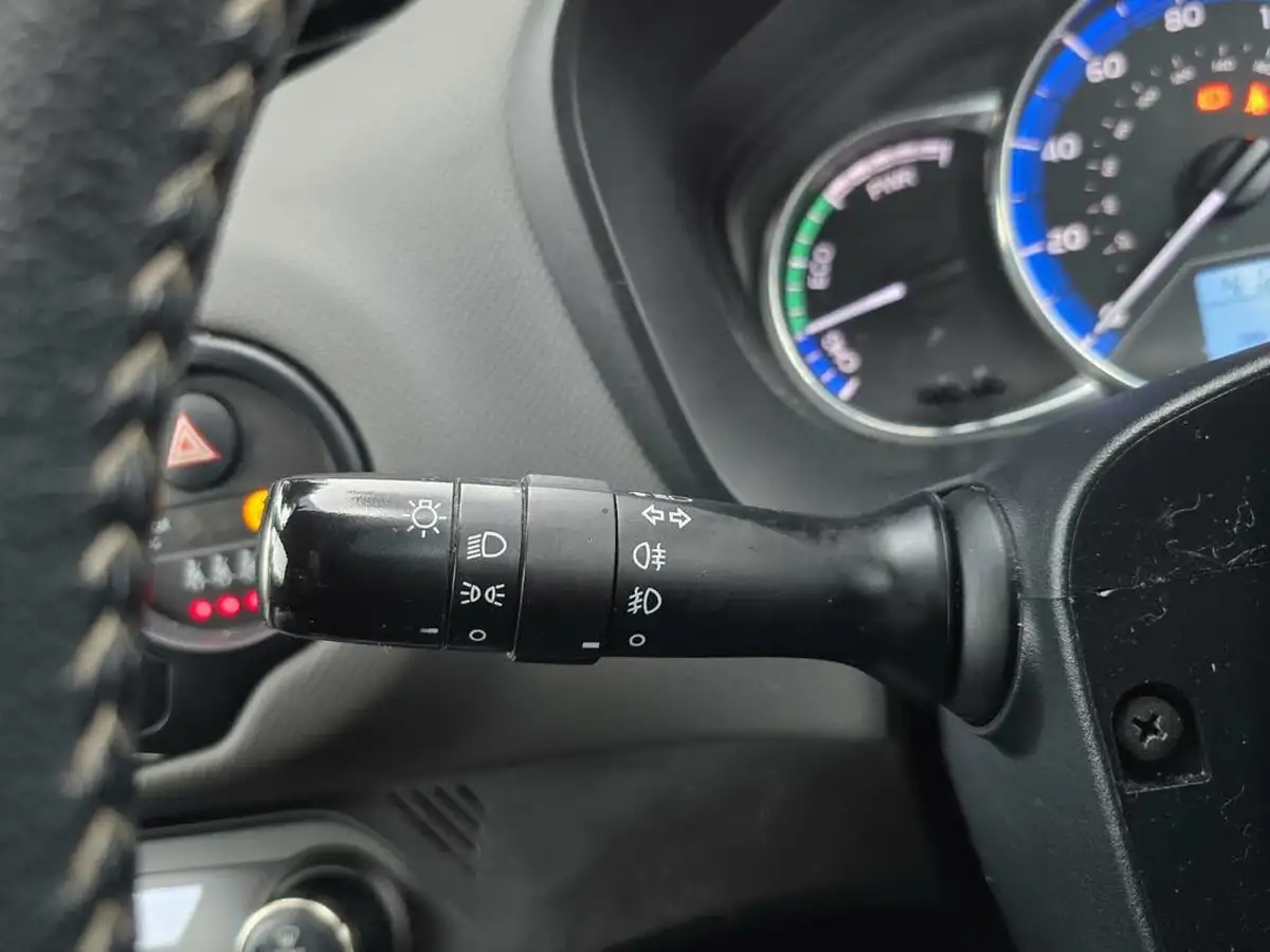 2015-toyota-yaris-15-vvt-i-icon-hybrid-big-37