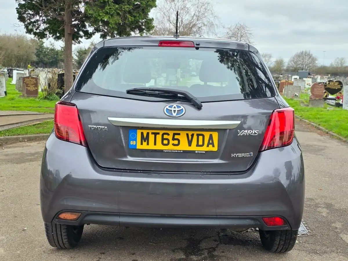 2015-toyota-yaris-15-vvt-i-icon-hybrid-big-13