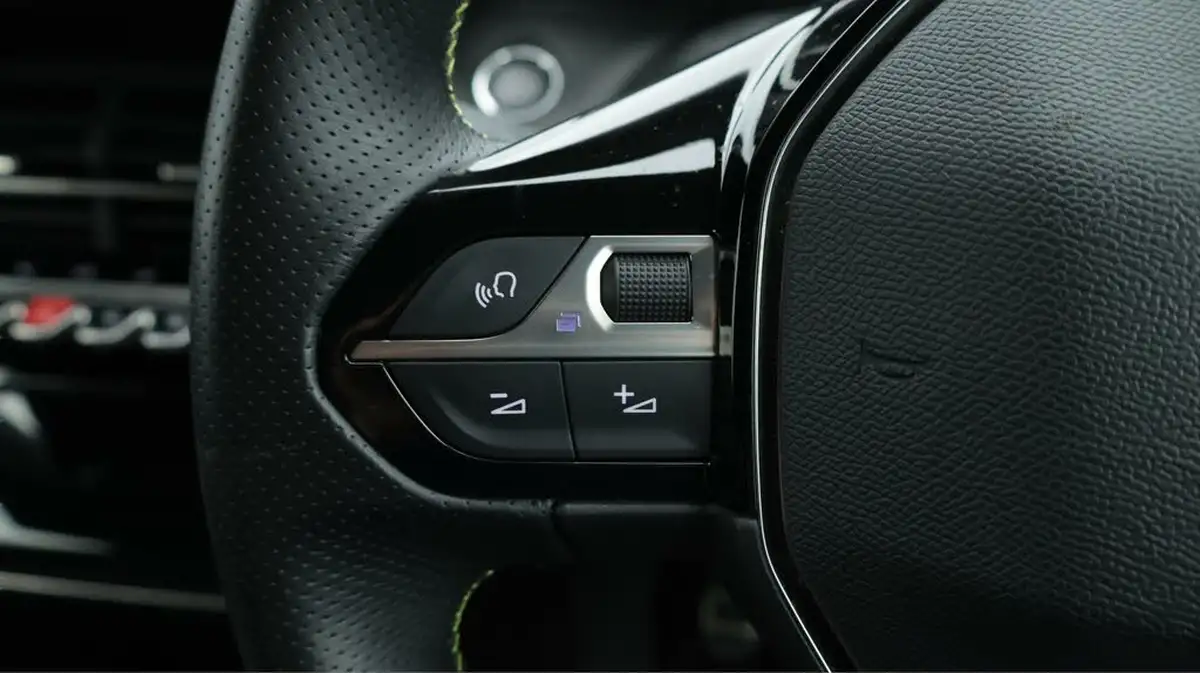2020-peugeot-2008-suv-12-puretech-gt-line-big-25