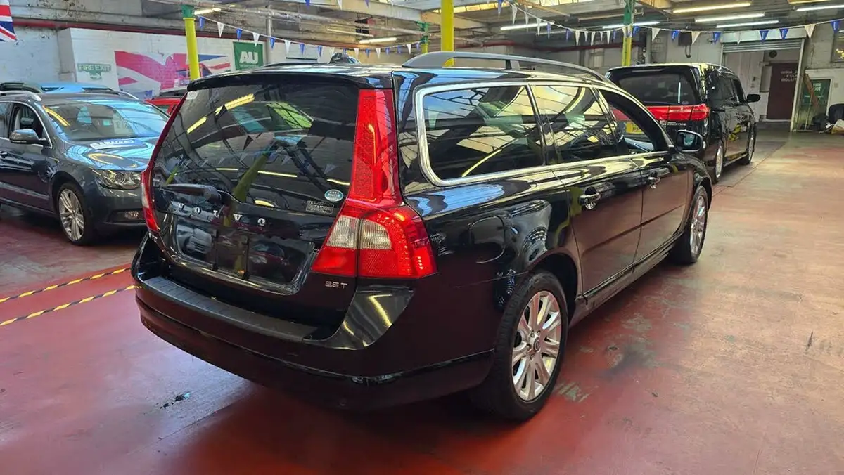 2010-volvo-v70-big-2