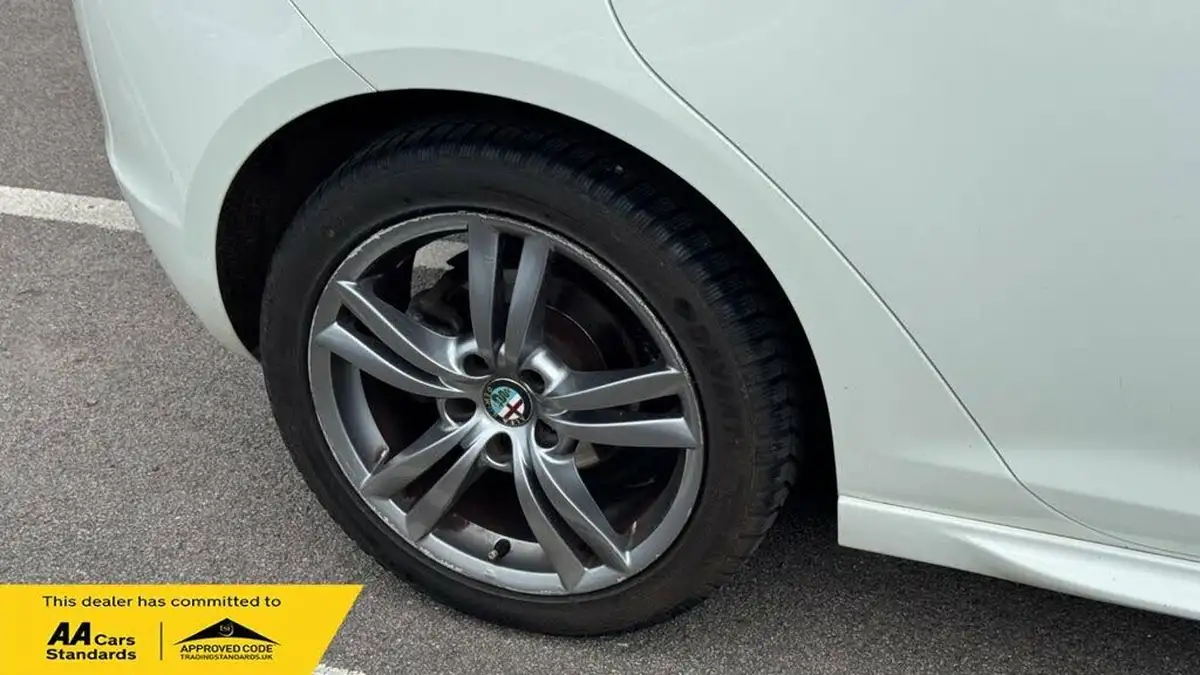 2014-alfa-romeo-giulietta-14-exclusive-big-42
