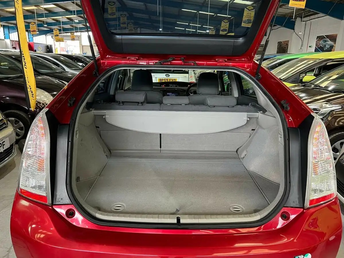 2010-toyota-prius-big-19