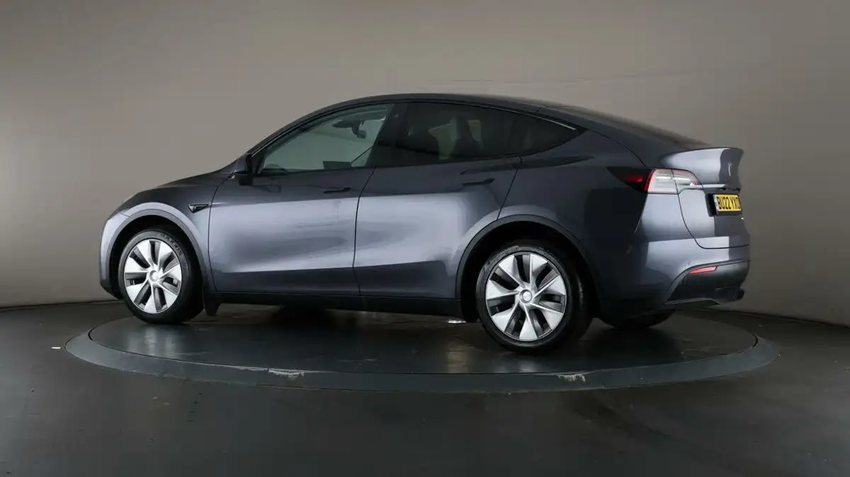 2022-tesla-model-y-e-long-range-big-68