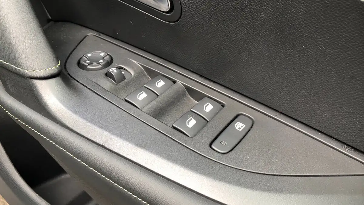 2024-peugeot-2008-suv-e-gt-136ps-50kwh-big-21