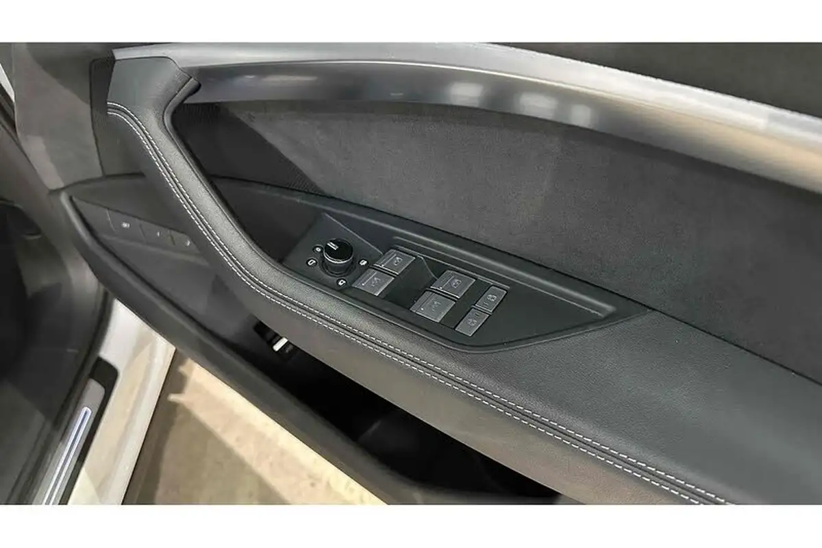 2022-audi-e-tron-50e-black-edition-station-wagon-big-31