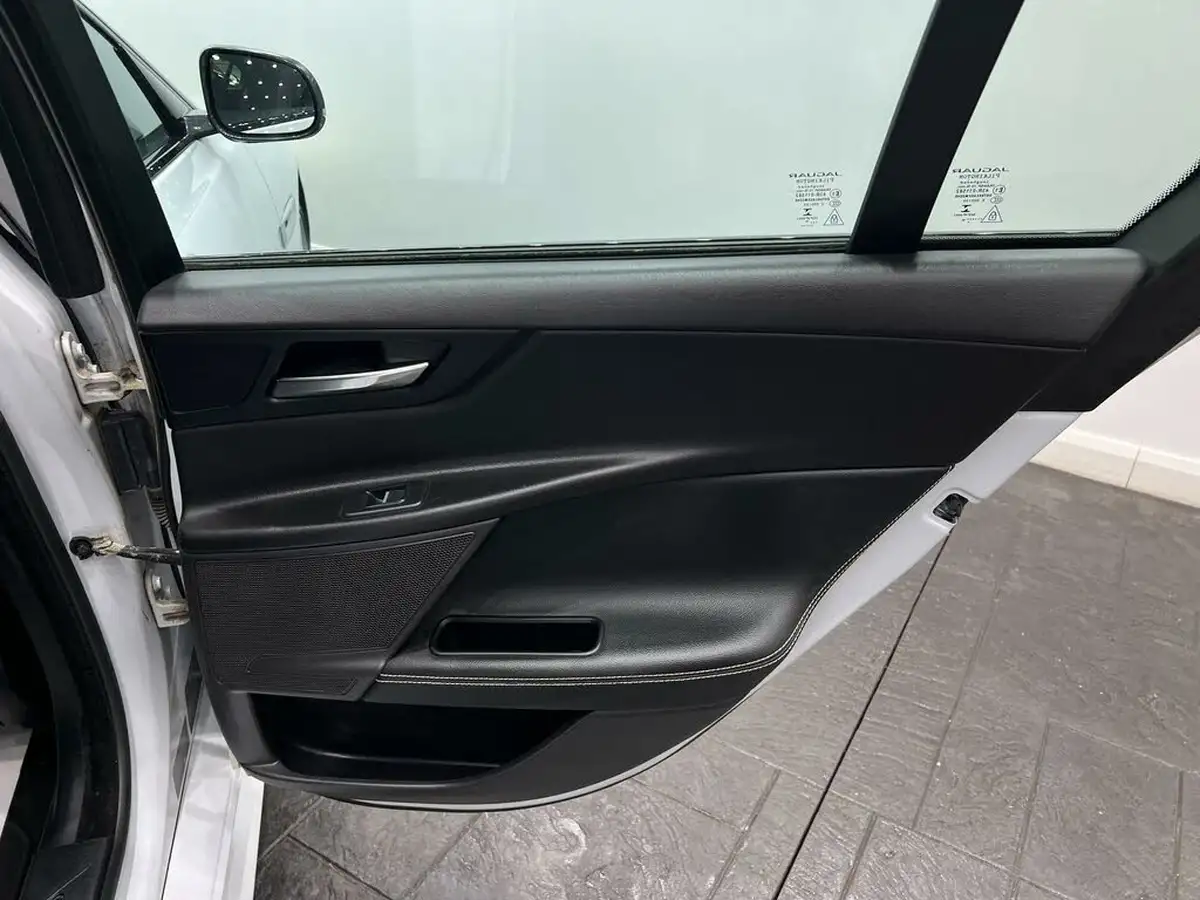 2015-jaguar-xe-20td-r-sport-180ps-auto-big-56