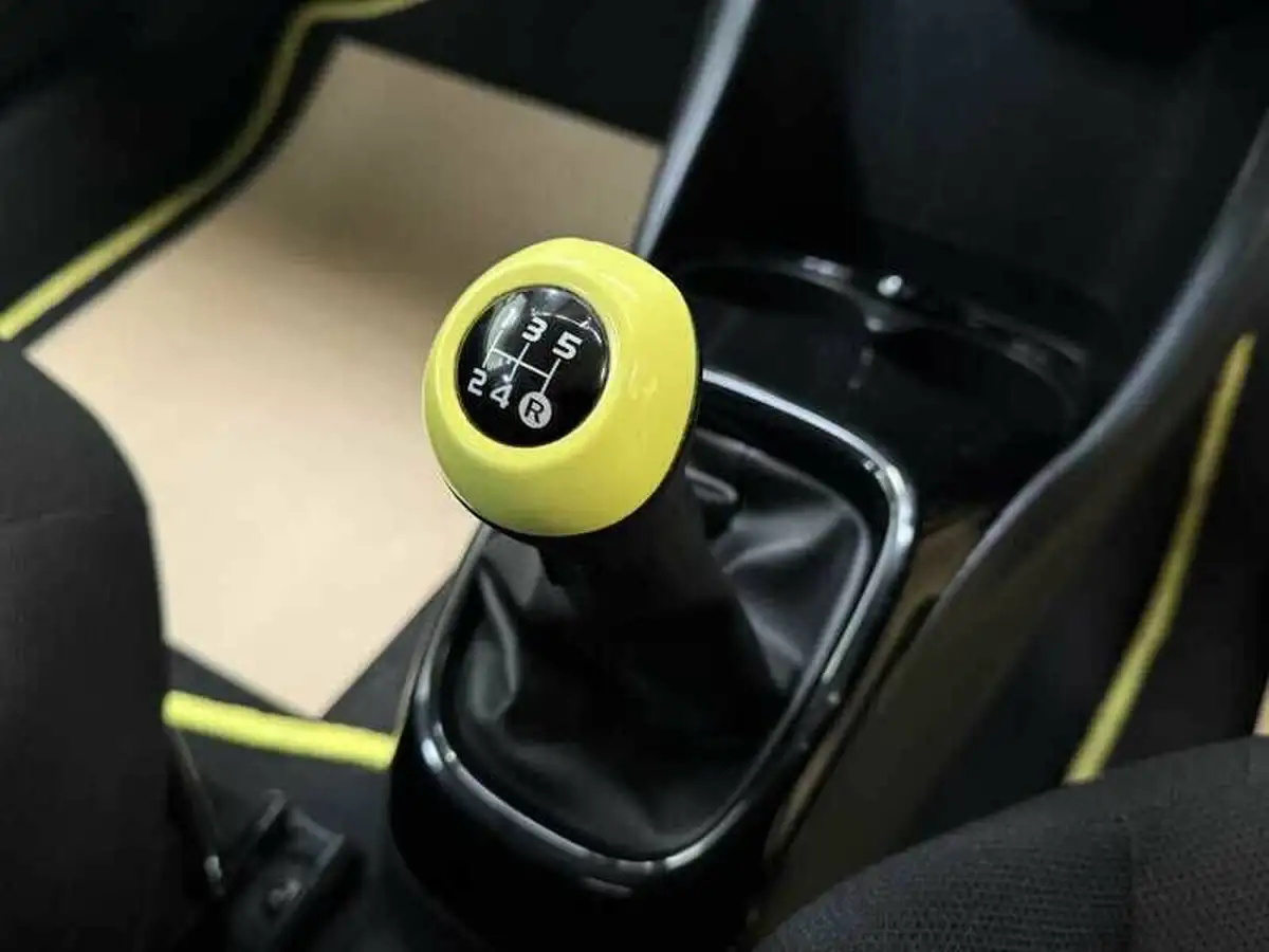 2017-toyota-aygo-10-vvt-i-x-cite-3-bi-tone-yellow-5d-big-23