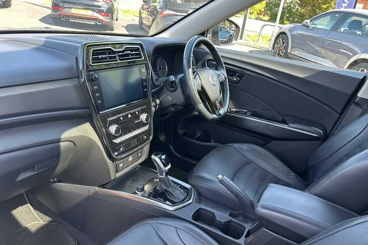 2021-kgm-ssangyong-tivoli-15-ultimate-auto-big-1