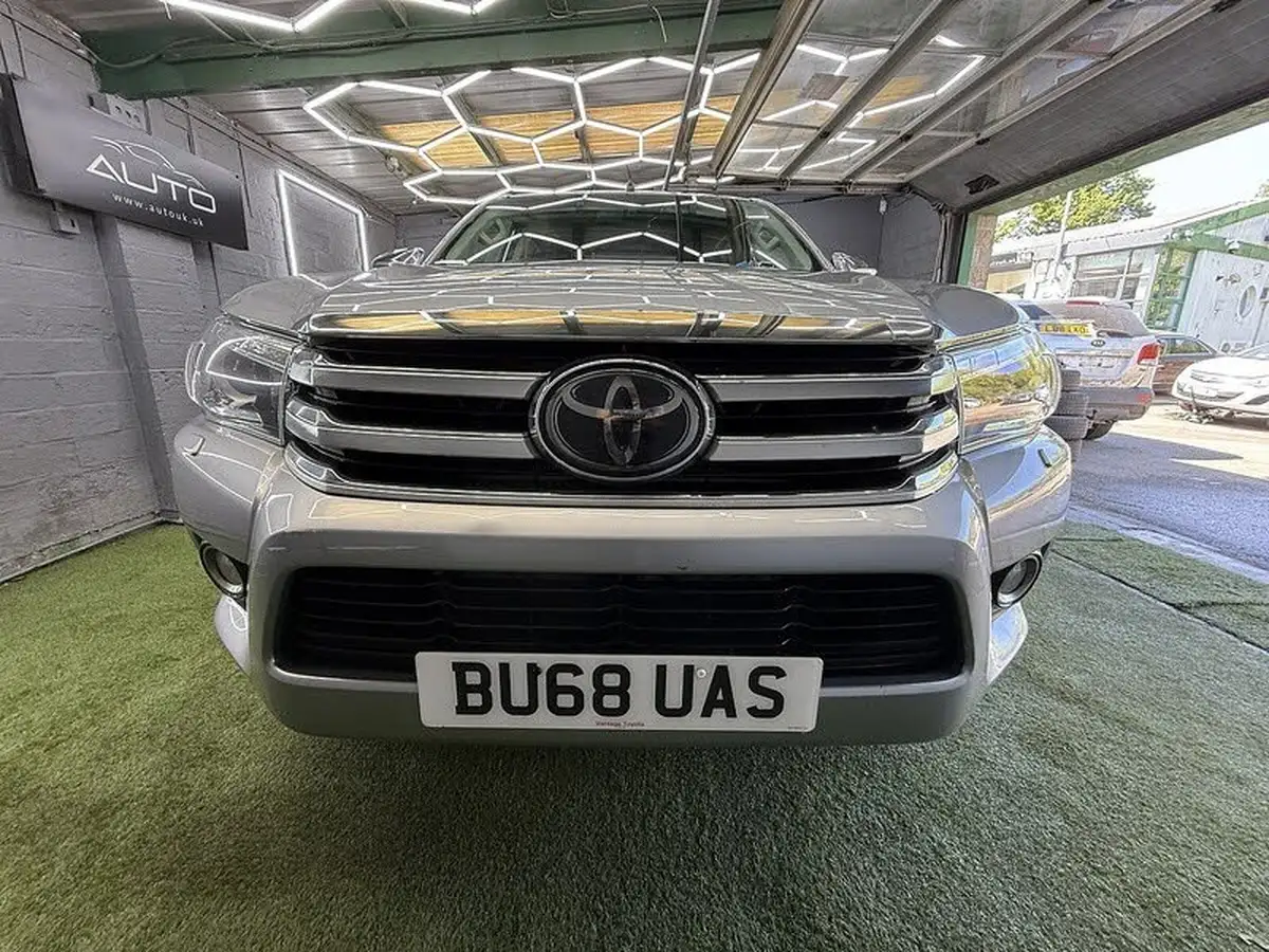 2018-toyota-hi-lux-24d-invincible-ss-auto-big-18