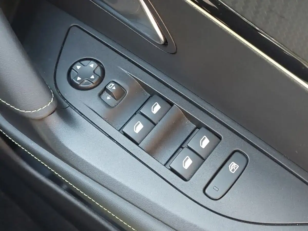 2024-peugeot-2008-suv-e-gt-136ps-50kwh-big-18