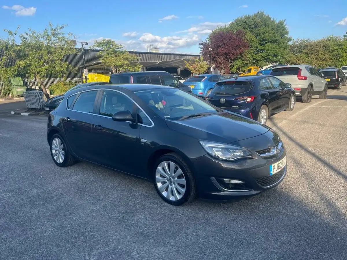 2013-vauxhall-astra-16-se-hatchback-big-3