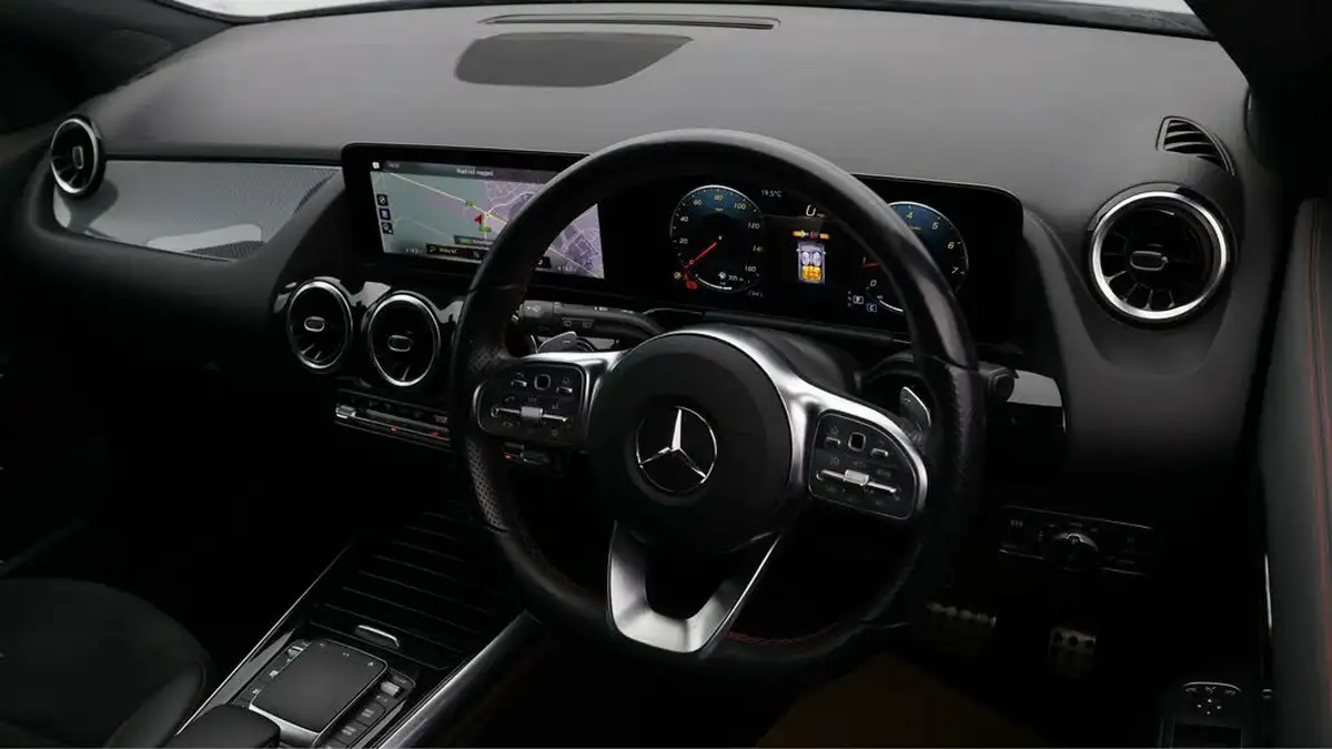 2022-mercedes-benz-gla-class-13-gla-200-amg-line-executive-big-8