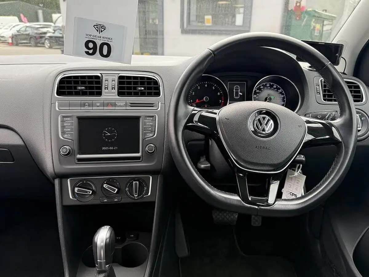 2015-volkswagen-polo-big-16