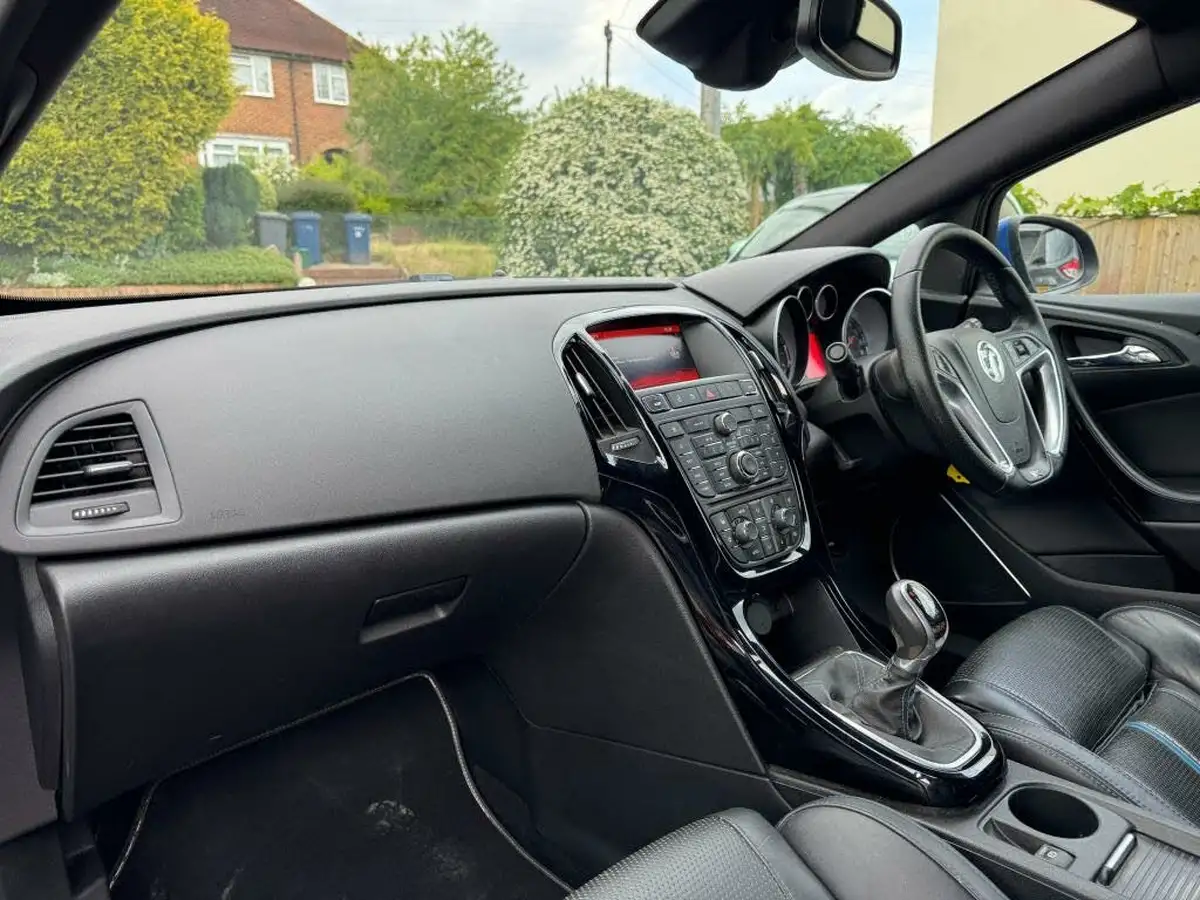 2016-vauxhall-gtc-20i-turbo-vxr-big-16