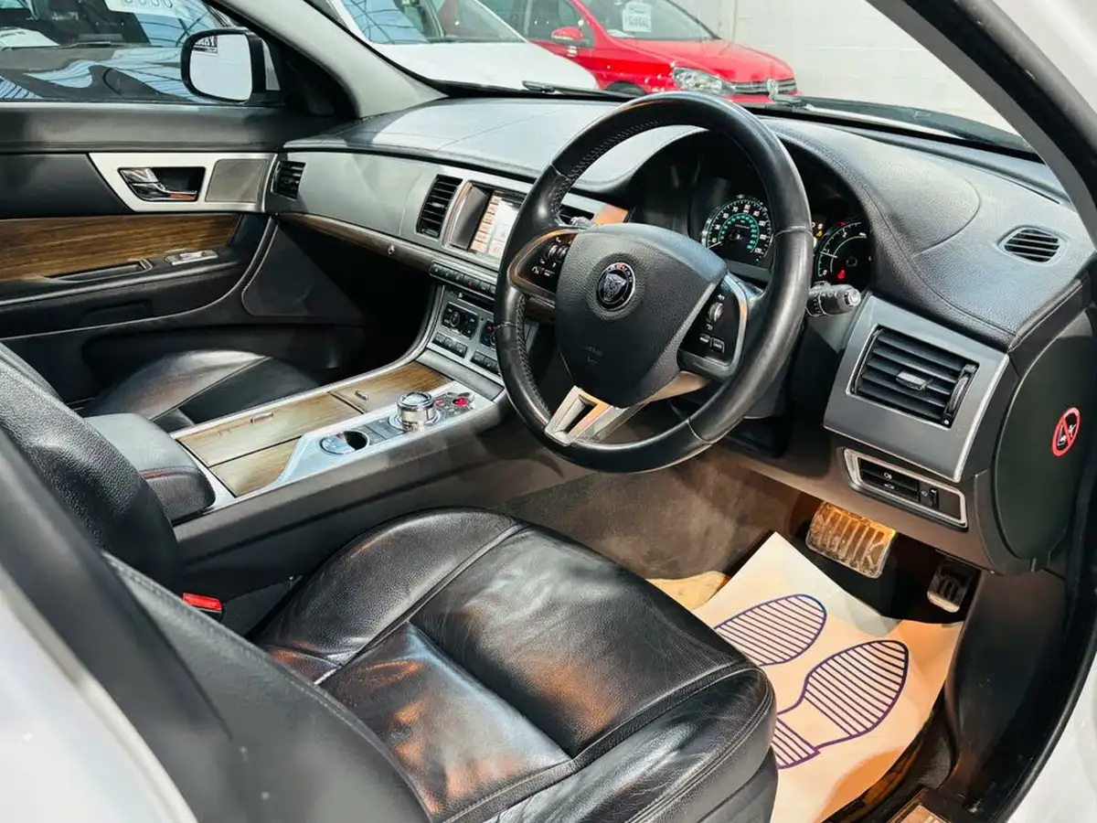 2014-jaguar-xf-30td-luxury-saloon-4d-big-11