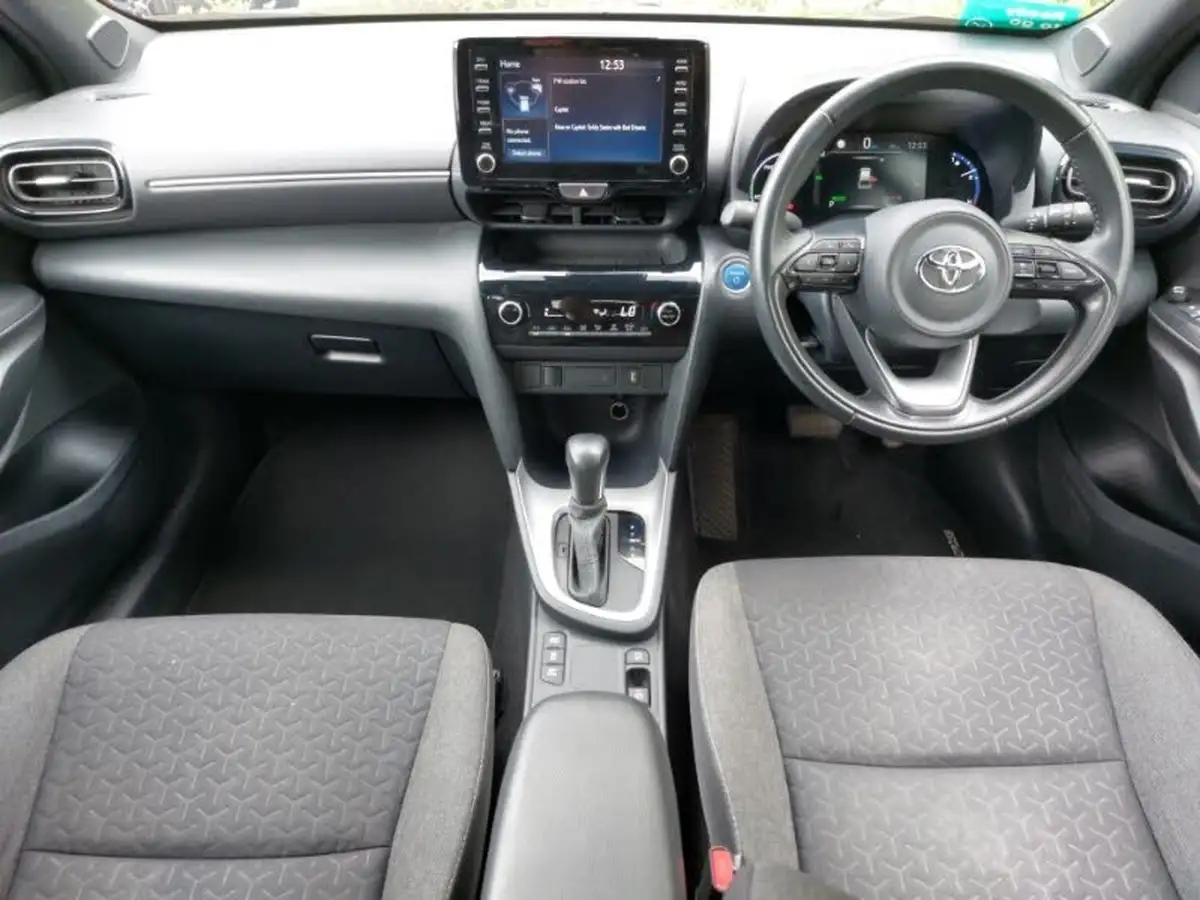 2022-toyota-yaris-15-vvt-i-design-panoramic-roof-big-2