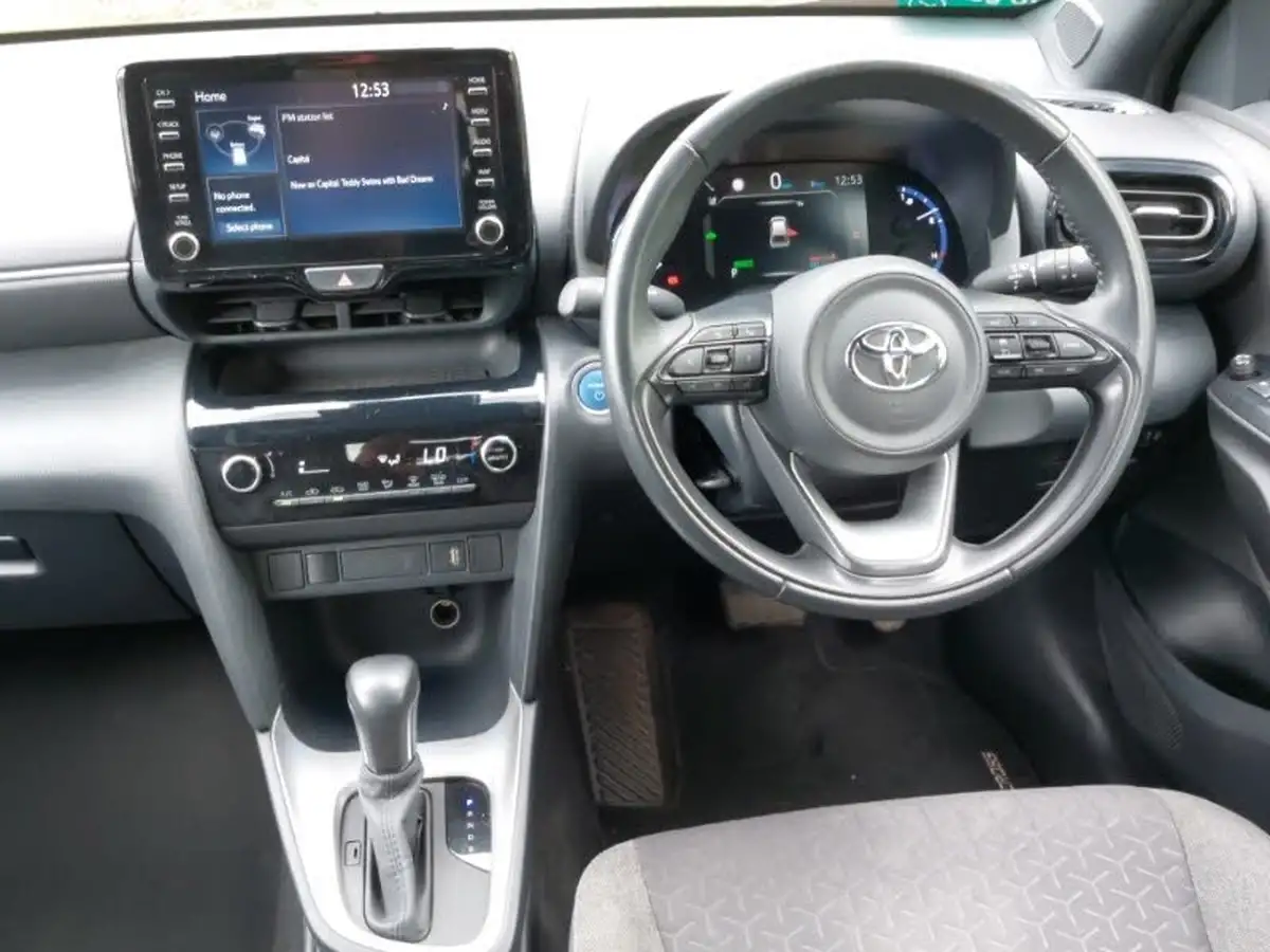 2022-toyota-yaris-15-vvt-i-design-panoramic-roof-big-6